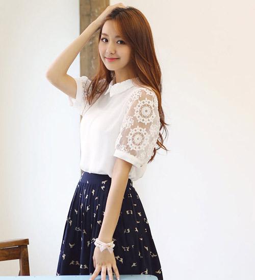 Trong vô vàn màu sắc rực rỡ của xu hướng thu đông 2014, hot trend của sơ mi lại là màu trắng tinh khôi không họa tiết. Chiếc áo có cánh tay pha ren tinh tế này là kiểu mà sao nữ Hàn đang phát cuồng.