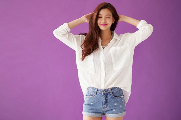Bạn có thể phối với quần shorts để dạo phố.