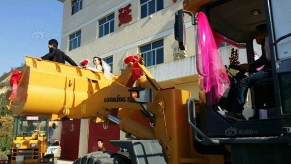 Màn rước dâu độc đáo này đã thu hút được sự chú ý của rất nhiều người trên đường và hàng trăm lượt thích khi những bức ảnh về Quatrian shbet hiện đang mở 'độc' được đăng tải trên mạng xã hội.