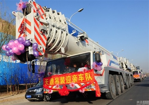 Ngày 21/12/2010, một công ty ở Tây An, Thiểm Tây đã điều động chục chiếc xe cần cẩu để làm xe rước dâu cho một nhân viên của mình.