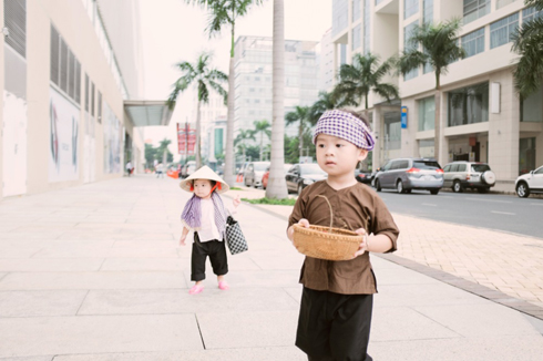 Lấy bối cảnh Hai Lúa dắt Ba Ruộng trên phố.