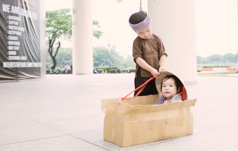 Hình ảnh vô cùng đáng yêu của hai bé.