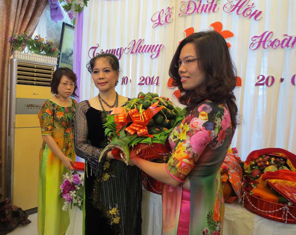 Nhà trai chuẩn bị lễ vật đầy đủ theo phong tục truyền thống với trầu cau, bánh kẹo, trái cây, heo quay...