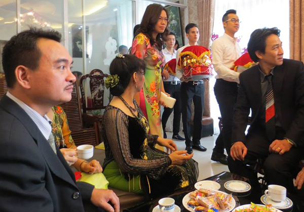 Lễ đính hôn diễn ra trong không khí trang trọng, ấm cúng với đầy đủ người thân hai bên Shbet111 slot, casino, thể thao, xổ số.