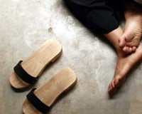 Nữ sinh cấp 2 dùng guốc đánh bạn đến chết