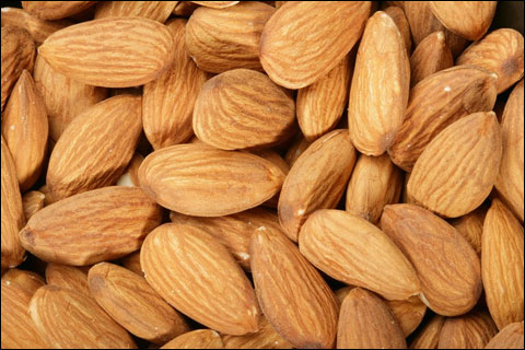 Hạnh nhân chứa rất nhiều các sterol thực vật, chất xơ, và chất béo có lợi cho tim.