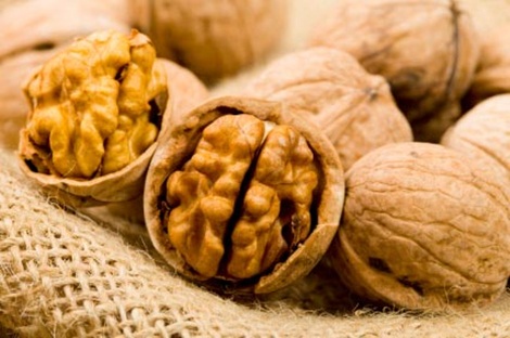 Ăn một vài quả óc chó mỗi ngày có thể làm giảm cholesterol của bạn và bệnh viêm ở động mạch trái tim của bạn.