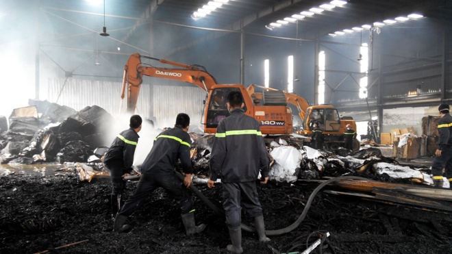 Lực lượng PCCC vẫn phun nước để dập tắt hoàn toàn ngọn lửa âm ỉ.