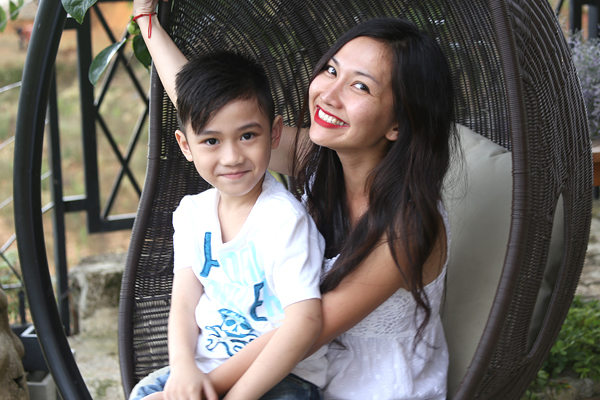 Hai mẹ con rất vui vẻ.