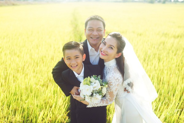 Cậu bé vui vẻ trong bộ ảnh cưới của mẹ với người cha dượng.