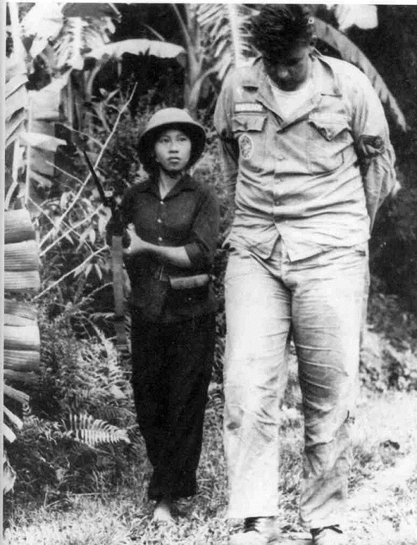 'O du kích nhỏ' Nguyễn Thị Kim Lai đang áp giải 1 phi công Mỹ.