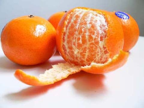 Vỏ quýt. Có tác dụng lưu thông khí huyết, tiêu đờm và còn có thể hạ huyết áp. Vỏ quýt có thể trị ho nhiều đờm, ngực đau, trướng bụng, buồn nôn...