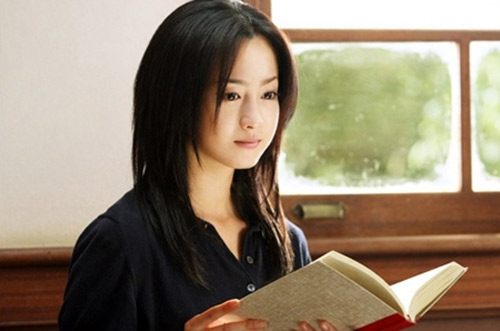 Chính vì nhan sắc của mình, cô tham gia làng giải trí từ năm 13 tuổi và sớm gặt hái được thành công.