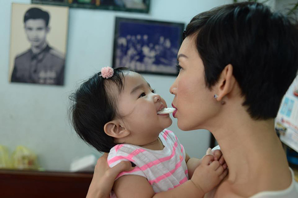 Hai mẹ con nhà siêu mẫu tạo dáng rất 'siêu cute'.