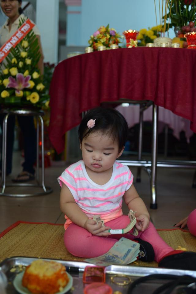 Từ khi sinh ra, bé Thỏ được nhận xét là thừa hưởng các nét đẹp của mẹ.