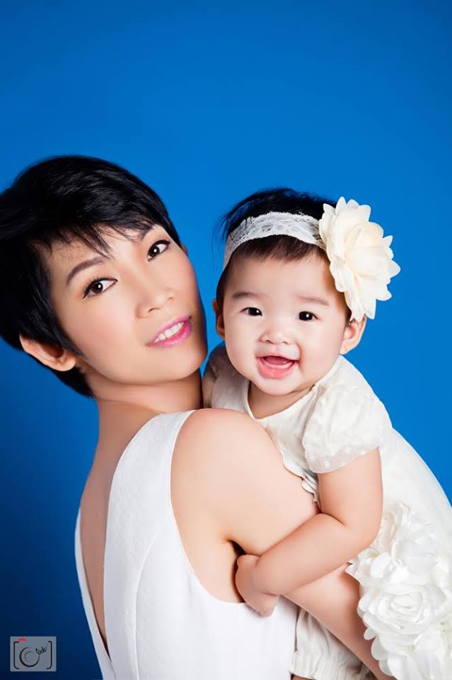 Dù bận rộn đến đâu, cô cũng dành nhiều thời gian ở bên chăm sóc cô công chúa đầu lòng.