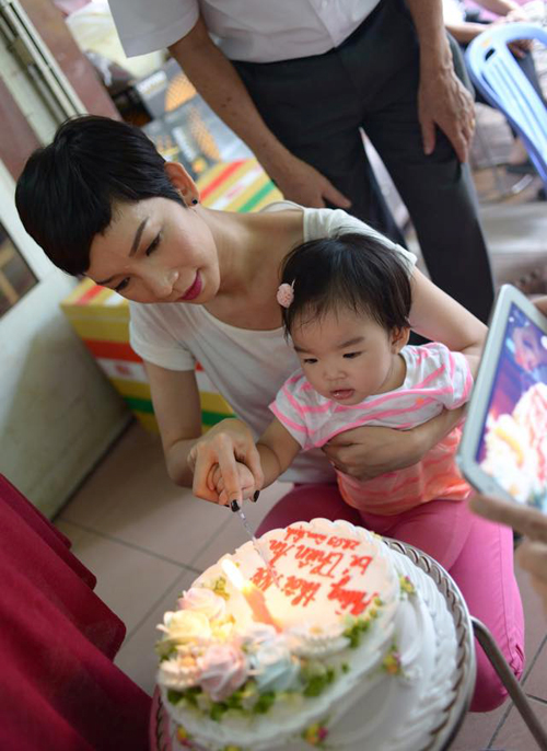Vì còn nhỏ tuổi nên bé Thỏ rất thích thú với những điều xảy ra xung quanh, cô bé liên tục với tay đòi hết thứ này đến thứ khác trông rất kháu khỉnh và đáng yêu.