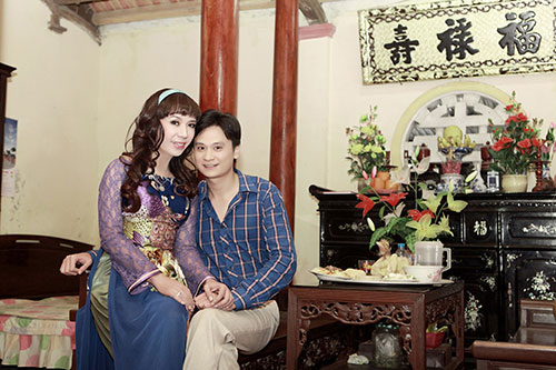 Long Nhật thường xuyên giả gái đầy nữ tính bên các chàng trai.