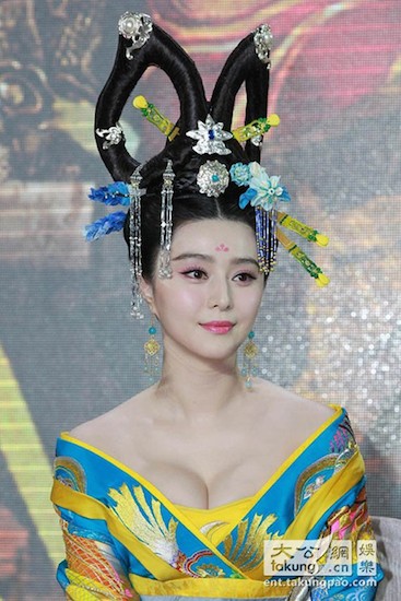 Cận cảnh tạo hình Võ Tắc Thiên đầy gợi cảm của nữ diễn viên.