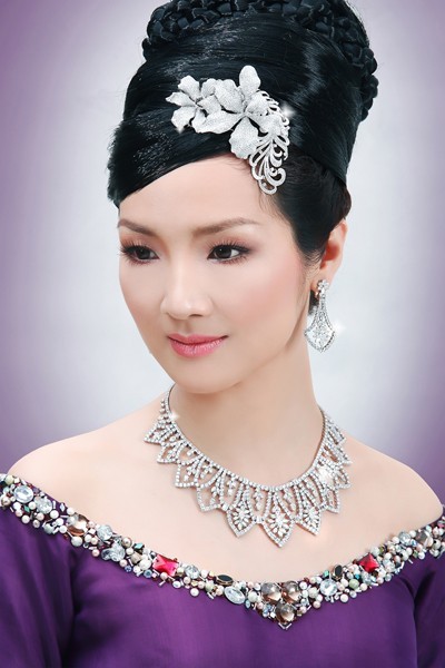 Theo người đẹp không tuổi Diễm My, ban đêm trước khi ngủ, nhất thiết phải tẩy trang mặt cho thật sạch, để các lỗ chân lông được thông khí, tuần hoàn huyết hanh thông thì da dẻ mới tươi sáng.