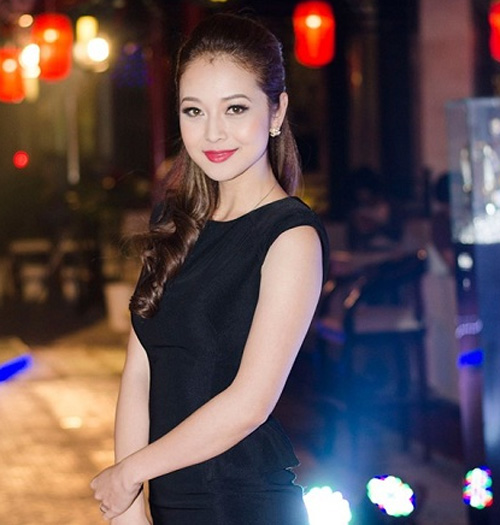 Một trong những thực phẩm không thể thiếu được trong ngày của Jennifer Phạm là sữa chua. Ăn sữa chua hàng ngày giúp ích cho tiêu hoá và làm cho Mừng SHBET phiên bản mới 2025 trở nên đẹp hơn bởi nó chứa colagen và vitamin C chống lão hoá.
