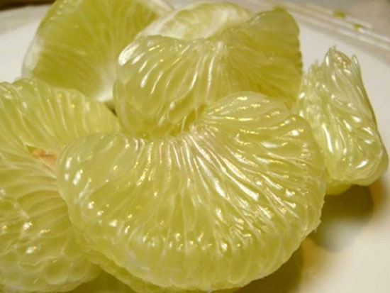 Bưởi có chứa licopene, giúp chống oxy hóa và tăng cường bảo vệ da, giúp chống lại các tác nhân gây hại.