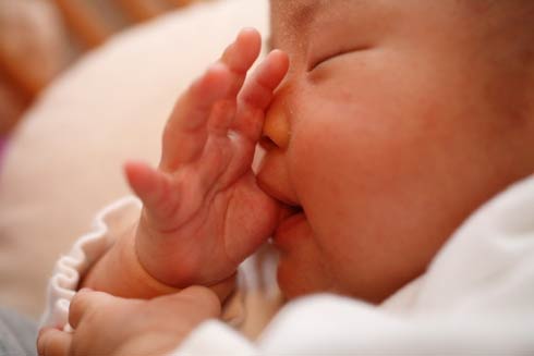 Mặt bé hơi sưng. Thấy bé có bọng mắt, mắt hơi sưng… Sự thật, nếu mẹ thấy mắt bé có dấu hiệu sưng, bao gồm cả mí mắt thì cũng không cần vội cuống vì hiện tượng này sẽ nhanh chóng hết đi trong vài ngày đầu.