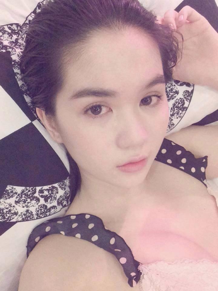 Ngọc Trinh với vẻ mặt buồn và tự nhủ: 'Hứa ít thôi, miễn là làm được. Có không giữ, mất đừng tìm'.