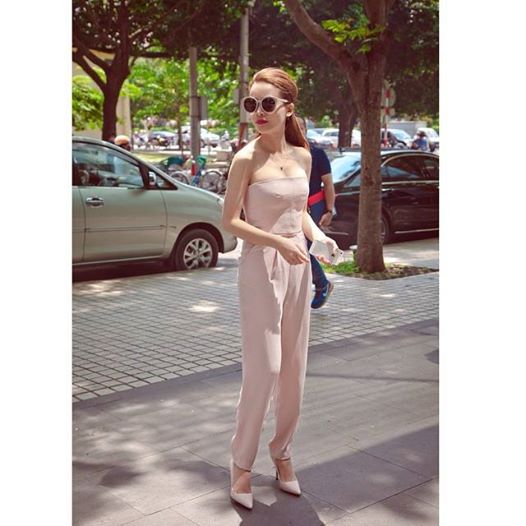 Yến Trang đẹp, sành điệu trên phố.