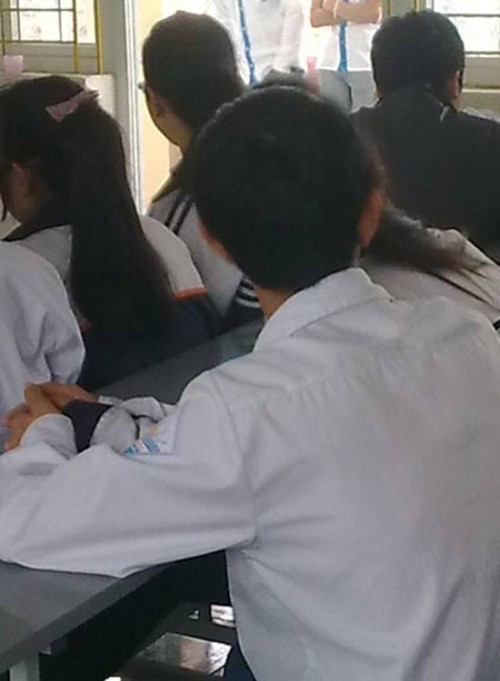 Những đôi yêu nhau thường xuyên nắm tay nhau thể hiện tình cảm ngay trong lớp học.
