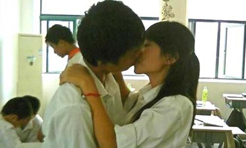 Tự nhiên thể hiện tình cảm như ở chốn không người.