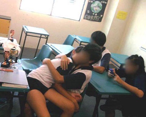 Âu yếm nhau ngay trong lớp học.