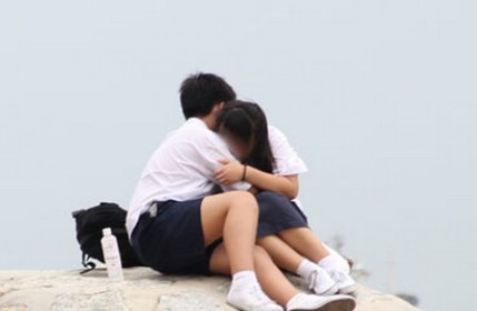 Sân trường cũng trở thành nơi để 'yêu'.