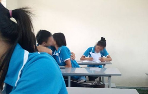 Một đôi vô tư 'khóa môi' nhau ngay trong lớp học.
