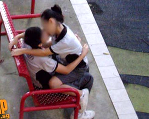Ghế trên sân trường cũng trở thành nơi tình tự.