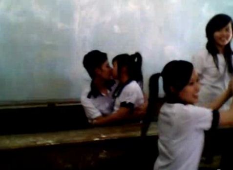 Sự có mặt của bạn bè trong lớp chẳng ảnh hưởng tới phút giây riêng tư của đôi bạn trẻ.