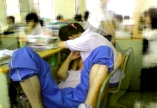 Nam sinh “khám phá” Sh88bet đăng ký miễn phí bạn gái ngay trước mặt thầy cô, bạn bè.