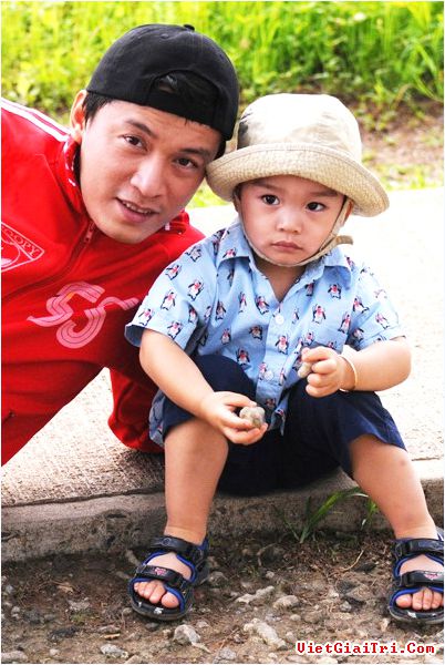 Hai cha con có khá ít thời gian bên nhau do Lam Trường hoạt động ở Việt Nam còn vợ và con sống tại Mỹ.