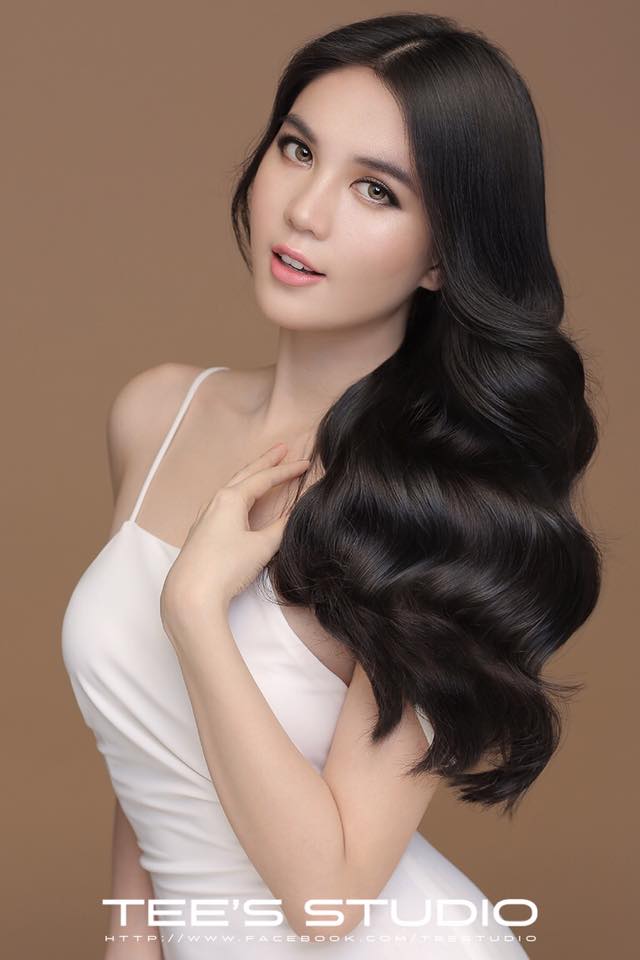 Ngọc Trinh chia sẻ rằng: 'Thế giới này đối với phụ nữ có quá nhiều yêu cầu: nào là công dung ngôn hạnh, dung mạo như hoa, sinh con đẻ cái, cầm kỳ thi họa. Thế nhưng thực tế, phụ nữ chỉ cần làm được 6 từ sau đây 'đối xử tốt với bản thân'.