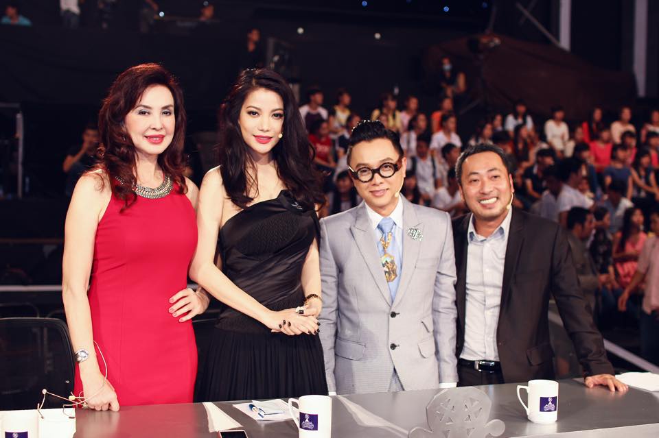 Trương Ngọc Ánh: 'Mới xong live show đầu tiên Hoa khôi áo dài Việt Nam- Đường tới vương miện hoa hậu Thế giới / với 2 vị giám khảo khách mời NTK Nguyễn Công Trí và Chủ tịch tổ chức HH thế giới Philippines'.
