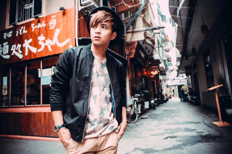 Hồ Quang Hiếu khoe lại ảnh du lịch Nhật Bản: 'Lâu lâu đổi phong cách chụp hình cho nó teen 1 chút..từ khi mua cái nón tai bèo này đội thấy che nắng che mưa cũng ok'.