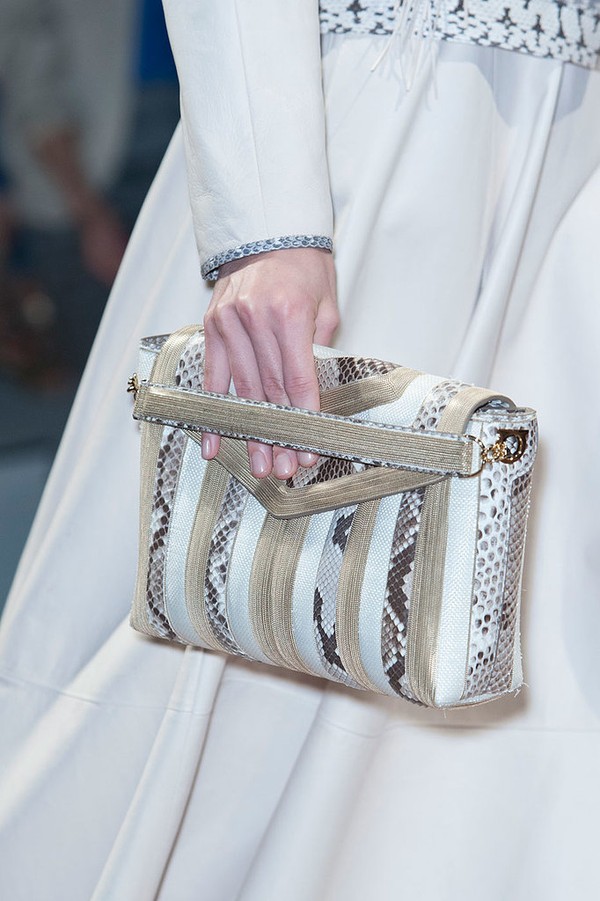 Ferragamo đem lại nét sang trọng khi kết hợp chất liệu da rắn với sợi kim loại màu đồng trên tổng thể màu trắng đến chiếc cutch này.