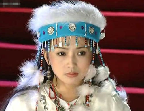 Thế nhưng, với vận mệnh của dân tộc, cô bị cha là A Ly Hòa Trác đem dâng cho Càn Long để cầu sự hòa hảo cho dân tộc.