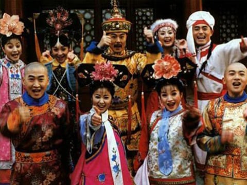 Bên cạnh chuyện tình của Tử Vy-Nhĩ Khang, Tiểu Yến Tử-Ngũ A Ca hay Tình Nhi và Tiêu Kiếm thì chuyện tình của Hàm Hương với chàng trai cùng tộc Hồi Mông Đan cũng rất đáng chú ý.