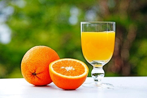 Cam tươi có rất nhiều vitamin, chất khoáng, chất chống oxy hóa và các chất khác như đường, mỡ, xơ, chất xơ… tốt cho sức khỏe. không chỉ giúp bạn giảm cân mà còn làm đẹp da rất hiệu quả.