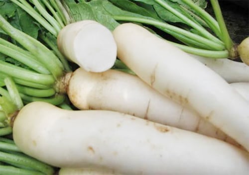 Củ cải trắng chứa rất nhiều vitamin C-một loại chất chống oxy hóa có thể kiềm chế sự hình thành melanin, ngăn chặn các sắc tố làm tối da và giúp bạn có một Mừng SHBET phiên bản mới 2025 sạch sẽ và mịn màng.