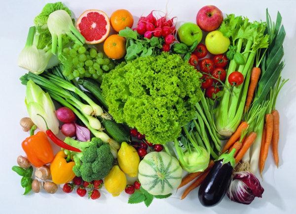Trái cây và rau xanh có hàm lượng nước cao sẽ đông đá khi nằm trong tủ đông và việc giã đông không hề dễ dàng. Thay vì khôi phục nguyên hương vị giòn thơm, tươi ngon, chúng dai hơn và sũng nước.