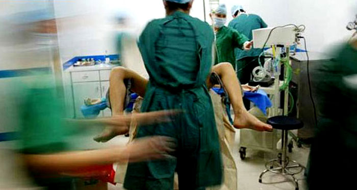 Đối với nữ, đầu tiên các bác sĩ sẽ loại bỏ tử cung, buồng trứng, chuẩn bị ống dẫn nước tiểu từ da bụng cũng như cắt bỏ ngực. Sau đó, vẫn từ da bụng bệnh nhân, bác sĩ tái tạo dương vật, nối ống dẫn tiểu và tinh hoàn bằng silicone.