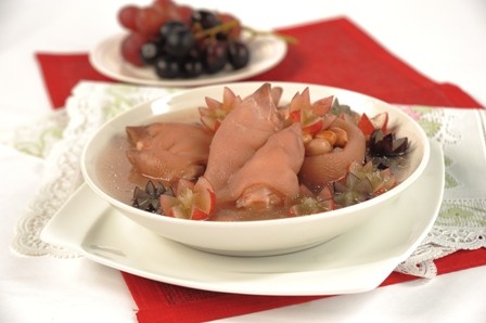 Móng giò hầm lạc giúp da săn chắc hơn.