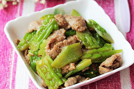 Mướp đắng xào thịt bò giúp không nóng trong giảm mụn trứng cá.